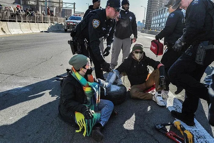 new-yorktaki-yahudiler-holland-tunelini-trafige-kapatti-1704739079033.jpeg New York sokaklarında "Gazze’de ateşkes" sesleri yankılandı! Yahudiler Holland Tüneli'ni trafiğe kapattı-2