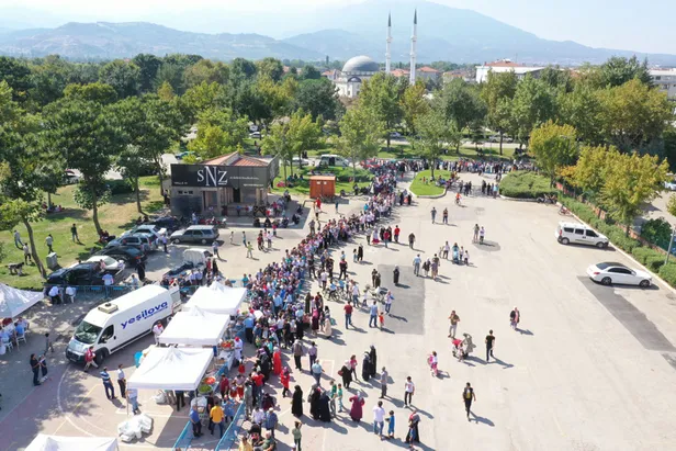 Bursa'da bedava köfte ekmek kuyruğu! Bedava olduğunu duyan koştu, 2 saatte tükendi-1