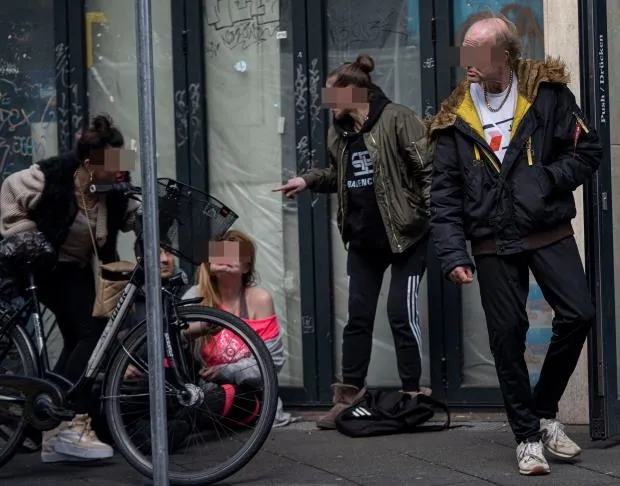 Euro 2024’te zombi krizi! UEFA İngilizleri gecekonduya yönlendirdi: Uyuşturucu bağımlıları, kadın satıcıları, taraftarlar…-1