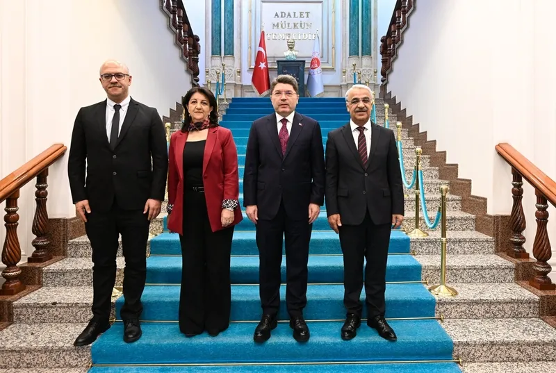 imrali-heyeti-once-bakan-tunca-sonra-tbmmye-gitti-mithat-sancardan-ilk-aciklama-kapsamli-hazirlik-yapildigini-1766485313589.jpeg İmralı Heyeti'nden peş peşe temaslar! Önce Adalet Bakanlığı sonra TBMM | Bakan Tunç'tan "yol haritası" mesajı-2