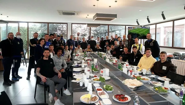 Fenerbahçe'de Başkan Ali Koç ve yöneticiler futbol takımı ile barbekü partisinde bir araya geldiler-1