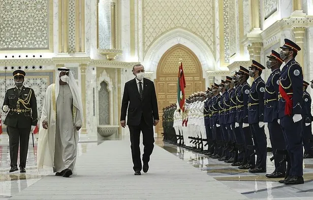 Abu Dabi'ye gelen Başkan Erdoğan, Muhammed bin Zayed Al Nahyan tarafından resmi törenle karşılandı-3