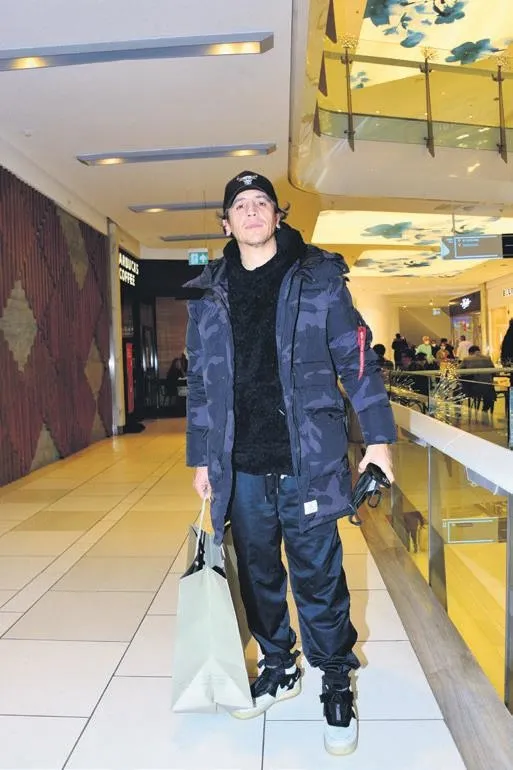 kerem-bursinden-alkis-alacak-hareket-gonullu-boyaci-oldu-1640032381269.jpeg Kerem Bürsin'den alkış alacak hareket! Gönüllü boyacı oldu-9