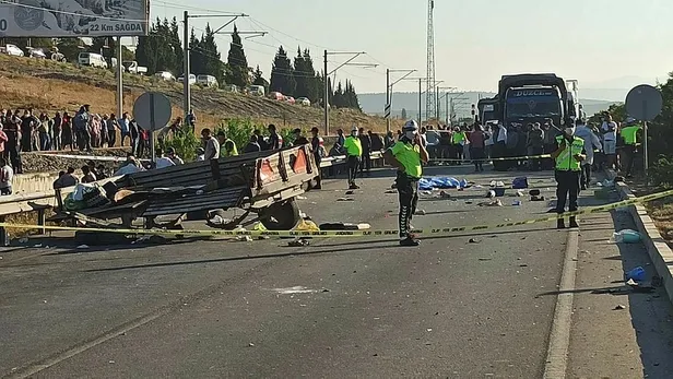 son-dakika-manisada-feci-kaza-panelvan-traktore-carpti-2-olu-11-yarali-1598506393337.jpeg Manisa'nın Saruhan ilçesinde feci kaza! Panelvan traktöre çarptı: 3 ölü, 10 yaralı-1