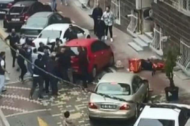 Esenyurt'ta ev sahipleri ile kiracılar arasında meydan kavgası! Tekme, tokat, yumruk ve silah...