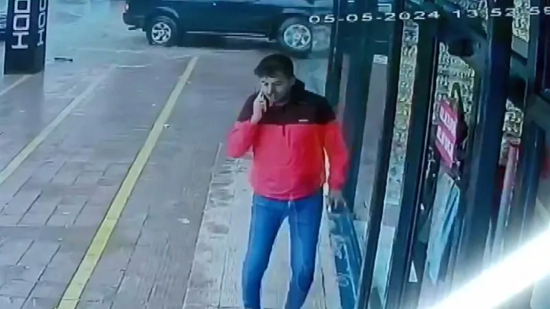 kahramanmaras-otomobilin-altinda-kalmaktan-saniyelerle-kurtuldu-1714920300557.jpg Kahramanmaraş'ta az kalsın facia yaşanıyordu! Otomobilin altında kalmaktan saniyelerle kurtuldu: İşte o korku dolu anlar...-1