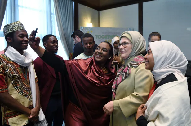 emine-erdogan-dunya-gonulluluk-gunu-kapsaminda-cumhurbaskanligi-kulliyesindeki-afrika-evi-programina-katildi-1670353395665.jpg Emine Erdoğan, Dünya Gönüllülük Günü kapsamında Cumhurbaşkanlığı Külliyesi'ndeki Afrika Evi programına katıldı-11