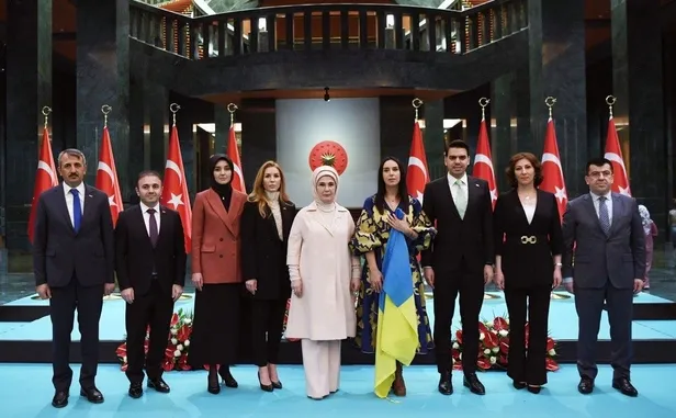 emine-erdogan-savas-magduru-ukraynali-ve-kirim-tatar-cocuklarla-iftar-yapti-turkiyenin-yardim-eli-tum-ulkelere-1650312866101.jpeg Emine Erdoğan savaş mağduru Ukraynalı ve Kırım Tatar çocuklarla iftar yaptı: Türkiye’nin yardım eli tüm ülkelere uzanıyor-4