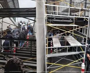 İşe gidiş saatinde metrobüs durağı girişinde iskele!