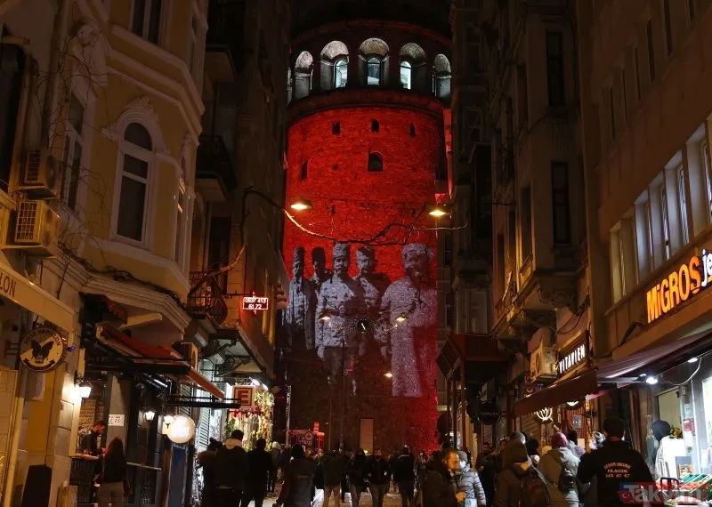 Görsel şölen! Galata Kulesi'nde İstiklal Marşı'nın kabulünün 100. yılına özel gösteri