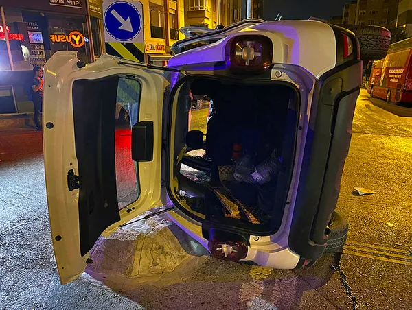 Ümraniye'de cip ile otomobil çarpıştı 2 kişi yaralandı-3