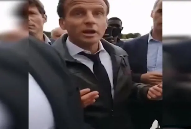 Emmanuel Macron protestocuların ortasında kaldı neye uğradığını şaşırdı-1