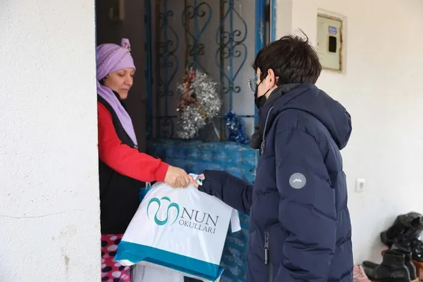 NUN Okulları öğrencilerinden örnek davranış: Tasarladıkları ürünlerle 628 çocuğa kışlık kıyafet yardımı yaptılar-5