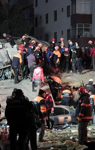 İçişleri Bakanlığı: Kartal'da çöken binanın enkazından 4 kişi daha çıkarıldı