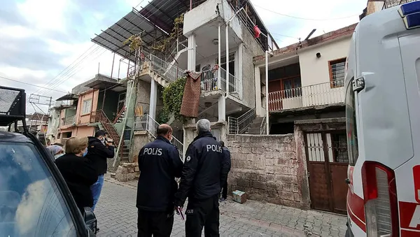 yurek-yakan-trajedi-baba-ve-iki-oglu-sobadan-sizan-korbanmonoksit-gazindan-zehirlenerek-oldu-1641279549856.jpg Yürek yakan trajedi! Baba ve iki oğlu, sobadan sızan korbanmonoksit gazından zehirlenerek öldü-4