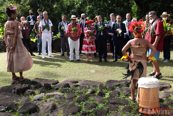 Fransa Cumhurbaşkanı Emmanuel Macron'un Fransız Polinezyası'nda ilginç anları! Boynuna çiçekleri doladılar - 7