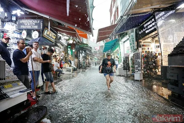 İstanbul'da şiddetli yağış! İETT otobüsünün içi ve metro durakları göle döndü... Ekrem İmamoğlu'na tepki yağıyor - 9