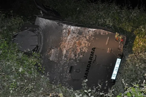 Sivas'ta zırhlı askeri araç şarampole devrildi: 3 asker yaralı-4