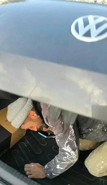 boyle-patron-olmaz-olsun-araci-kirlenmesin-diye-isciyi-bagaja-atti-skandal-olayda-yeni-goruntuler-1642153235127.jpeg Böyle patron olmaz olsun! Aracı kirlenmesin diye işçiyi bagaja attı! Skandal savunma: Şakalaşıyorduk-2