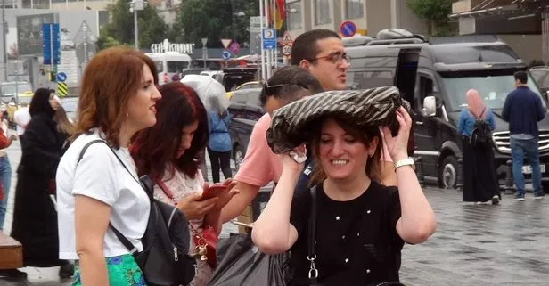Meteoroloji uyarmıştı! Taksim’de vatandaşlar yağmura hazırlıksız yakalandı