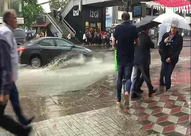 Ankara'da aniden dolu bastırdı! Vatandaşlar zor anlar yaşadı-4
