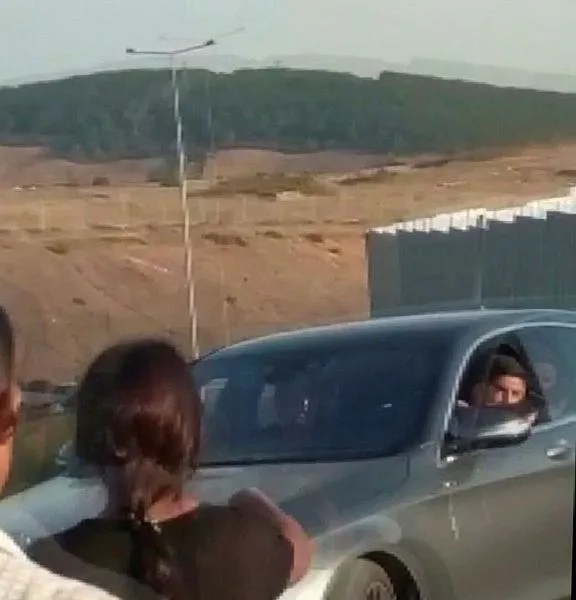 eski-futbolcu-sezer-ozturkun-trafikte-karistigi-cinayet-olayinda-yeni-goruntuleri-ortaya-cikti-abime-nasil-kiydiniz-1632851152724.jpeg Eski futbolcu Sezer Öztürk'ün trafikte karıştığı cinayet olayında yeni görüntüler ortaya çıktı! "Abime nasıl kıydınız"-3