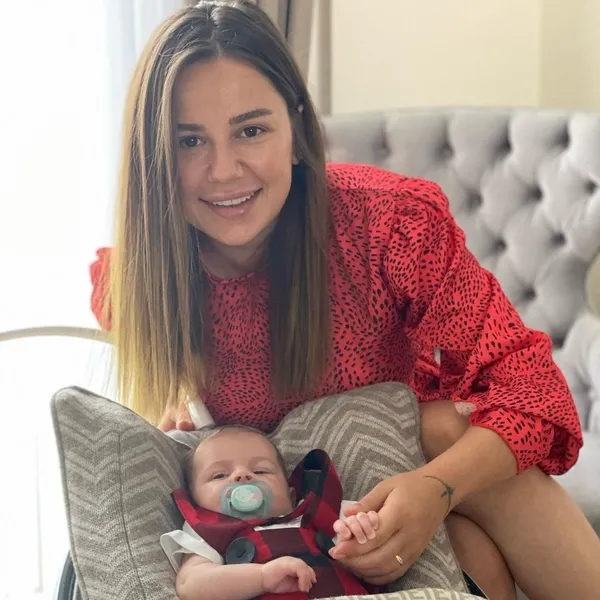 cicegi-burnunda-anne-merve-ozbey-ve-ailesinden-bir-ilk-3-aylik-bebegiyle-paylasim-yapti-begeni-rekoru-kirdi-1622757731537.jpg Çiçeği burnunda anne Merve Özbey ve ailesinden bir ilk! 3 aylık bebeğiyle paylaşım yaptı beğeni rekoru kırdı-6