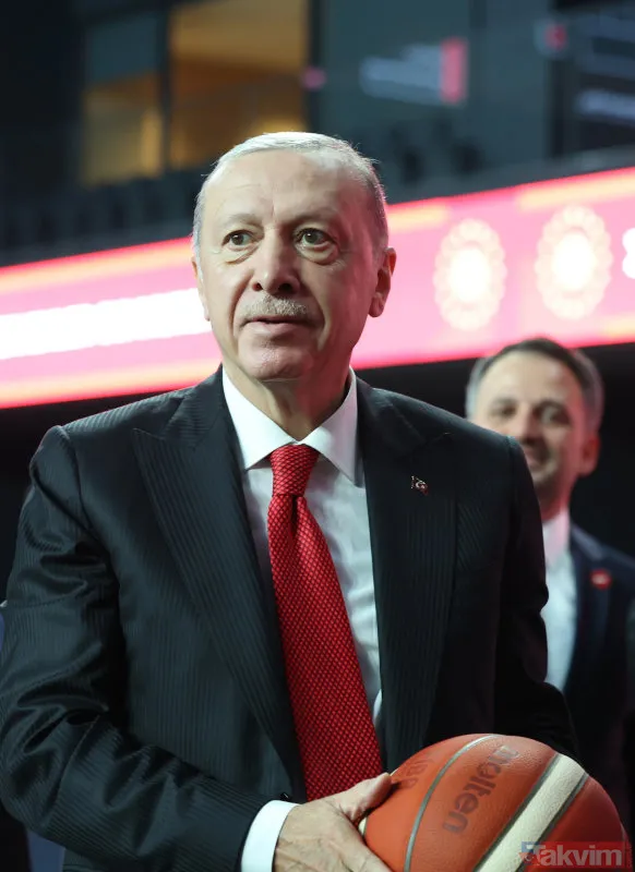 Basketbol Gelişim Merkezi'nde siftah Başkan Erdoğan'dan! Parkede samimi pozlar... Sporculardan 'dolma kalem' hediyesi - 16