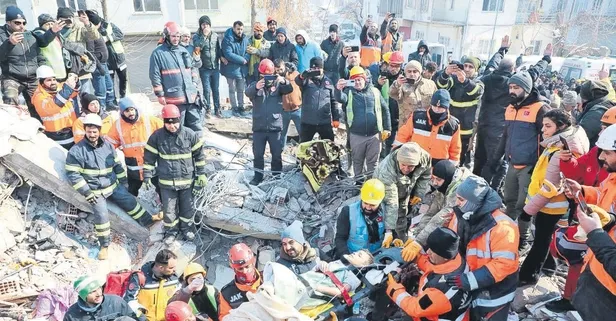 Futbolcusu basketbolcusu tek yürek oldu! Deprem bölgesine yardım etmek için varını yoğunu ortaya koydu