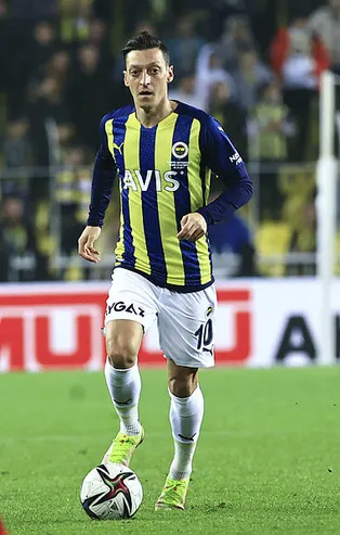 Galatasaray - Fenerbahçe derbisi öncesi Mesut Özil'den taraftara çağrı