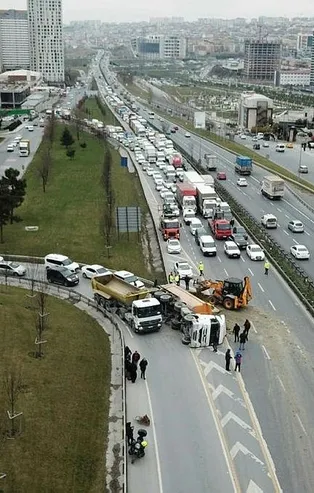 Son dakika: Esenyurt TEM Bağlantı Yolu'nda trafiği kilitleyen kaza! Hafriyat tırı devrildi