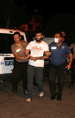 Adana'da kavga anonsuna giden bekçilerin durdurduğu araçtan 2 ruhsatsız silah çıktı