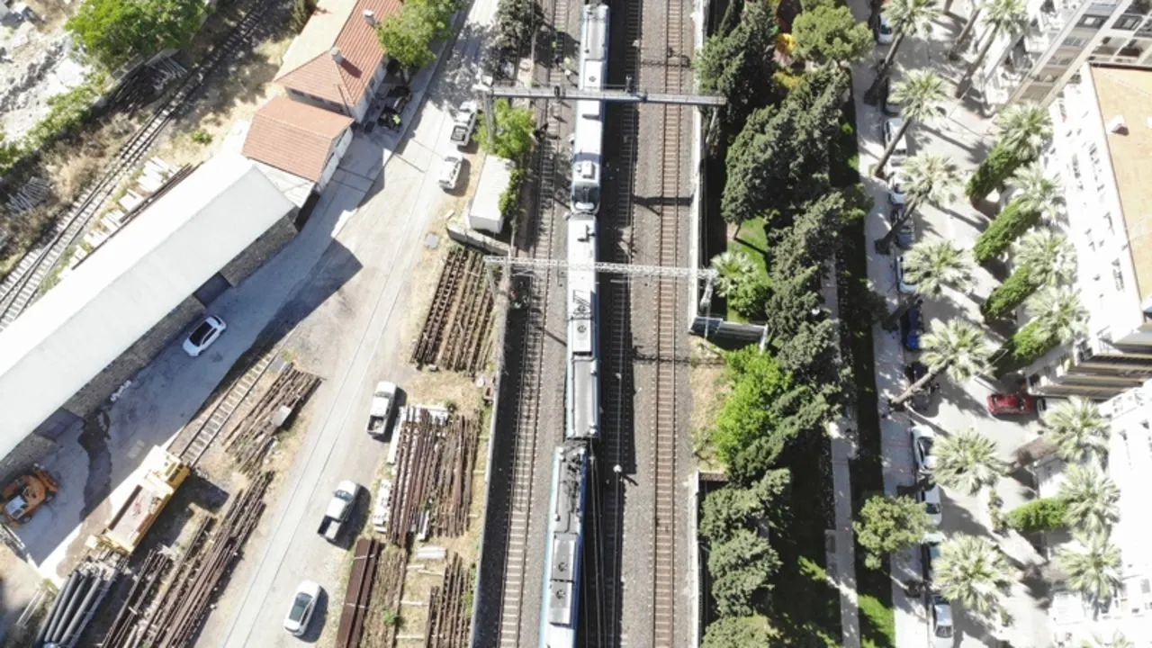 İZBAN Alsancak durağında raydan çıktı! Yolcular raylara indi
