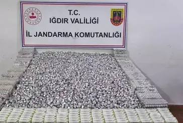 Jandarmadan kaçak botoks operasyonu: Araçtan binlerce ilaç çııktı