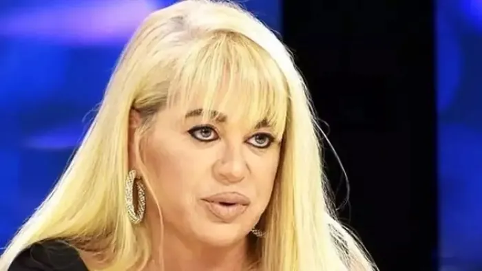 ender-sarac-zerrin-ozere-6-ayda-33-kilo-verdirdi-60-yasinda-109-kilodan-40-bedene-indi-tekerlekli-sandalyeye-m-1701781934352.jpeg 60'lık sanatçı 109 kilodan 76'ya indi! 6 ayda 33 kilo verdiren Zerrin Özer diyeti! Ender Saraç'ın sihirli kürü-7