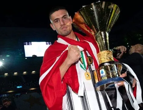 Merih Demiral kupayı kaldırdı