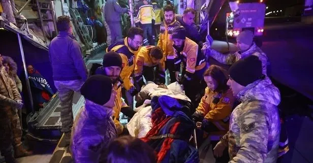 Deprem bölgesinde enkaz altında kalan yaralar askeri kargo uçağıyla İstanbul’a getirildi