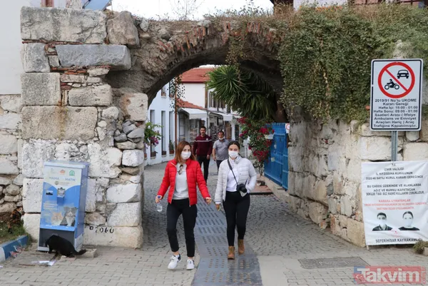 İzmir Depremi sonrası oluşan tsunaminin vurduğu Sığacık'taki 500 yıllık Osmanlı kalesi zarar gördü - 1