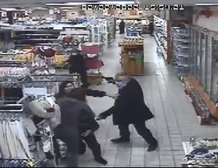 Cinayetin en net görüntüleri | Markette alışveriş yaparken öldürüldü: Senin oğlunu cinlere kurban verdim!