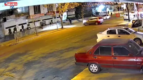 Diyarbakır'da otomobilin çarptığı motokurye yaralandı: Kaza anı kamerada