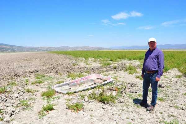 tarim-ve-orman-bakanligi-tamamen-kuruyan-marmara-golunun-kurtarilmasi-icin-calisma-baslatti-1651823279842.jpg Tarım ve Orman Bakanlığı tamamen kuruyan Marmara Gölü'nün kurtarılması için çalışma başlattı-4