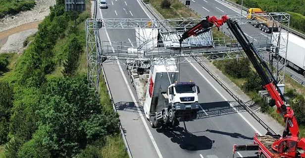 Anadolu Otoyolu'nda kamyonun açık kalan damperi uyarı levhasına çarptı: Asılı kaldı