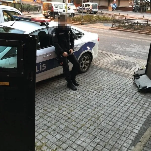istanbulda-rusvetci-polisler-sahte-tutanakla-kendilerini-aklamaya-calissa-da-yakalandilar-1661582579601.jpg