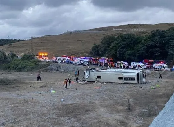 istanbul-eyupsultanda-feci-kaza-servis-otobusu-yan-yatti-cok-sayida-yarali-var-1691601531622.jpeg