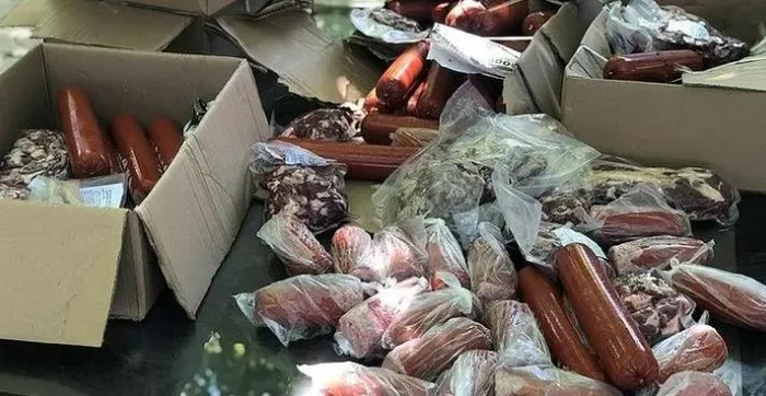 kurban-eti-yerine-kolilerden-bozuk-salam-sucuk-cikmisti-baba-ogulun-mahkeme-salonundaki-piskinlikleri-pes-dedi-1703166141108.jpeg Kurban eti yerine kolilerden bozuk salam, sucuk çıkmıştı! Baba- oğulun Mahkeme salonundaki pişkinlikleri pes dedirtti-7