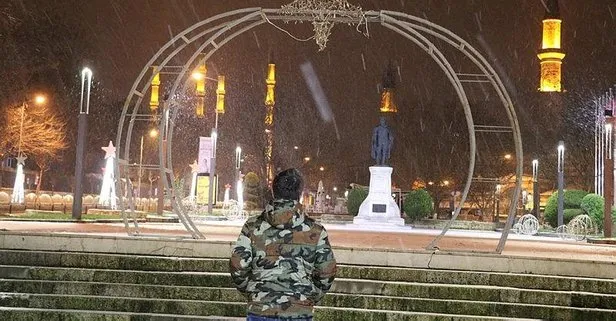 Edirne’de gece saatlerinde etkisini arttıran kar yağışı yollarda buzlanma ve trafik kazalarını beraberinde getirdi