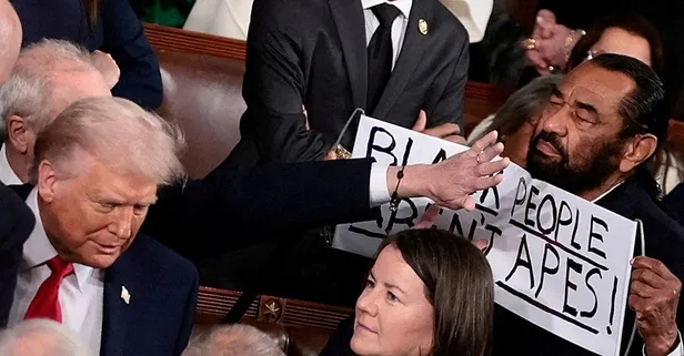 ABD Kongresi’nde kriz! Milletveki Trump’ın yüzüne pankart salladı