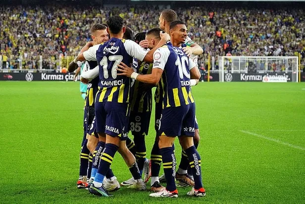 Fenerbahçe Teknik Direktörü İsmail Kartal Hatay maçı öncesi oyuncularıyla toplantı yaptı: Bıraktığımız yerden devam ediyoruz-5