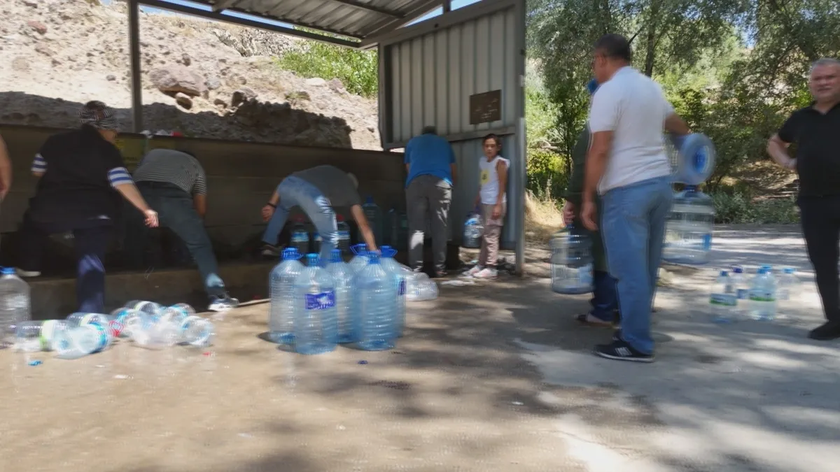 1785157406688.jpeg Mahalle sakinleri çareyi bidonlarla sokak çeşmelerine koşmakta buldu.