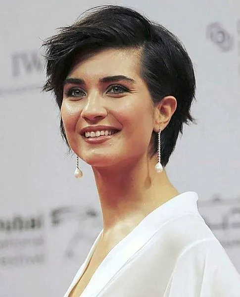 vatanina-fransiz-kalmadi-tuba-buyukustun-acik-ve-net-konustu-turkiyeyi-terk-etmedim-1702335580124.jpeg Tuba Büyüküstün açık ve net konuştu: Terk etmedim! - 1